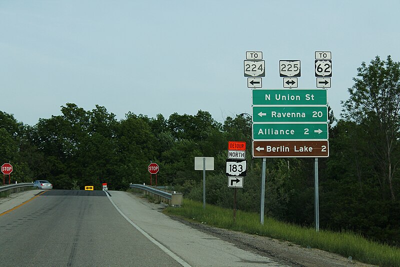 File:US62TruckEnd-US62-OH25-OH224Error-DetourOH183Signs (31562972951).jpg