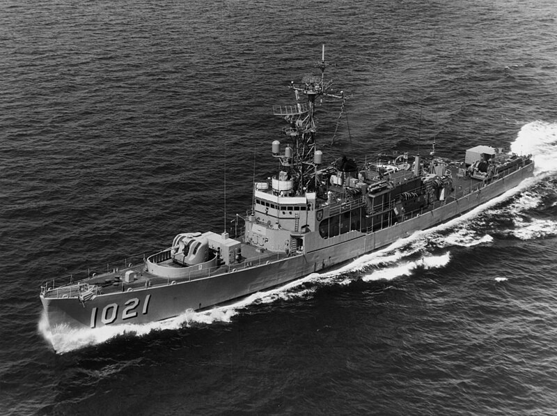 File:USS Courtney (DE-1021) underway in Narragansett Bay on 19 August 1970 (USN 1145175).jpg