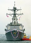 ВМС США 050801-N-1577S-031 Ракетный эсминец типа Arleigh Burke USS Mustin (DDG 89) прибывает на военно-морскую базу Сан-Диего.