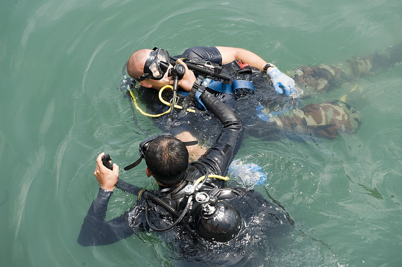 File:US Navy 100706-N-1134L-069 Navy Diver 2nd Class Jason Hatch, assigned to Company 2-6 of Mobile Diving and Salvage Unit (MDSU) 2, participates in a diving casualty drill with a Mexican navy Diver.jpg