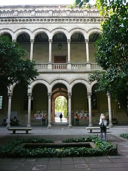 File:Universitat de Barcelona - patis.jpg