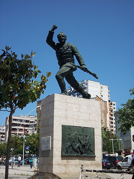 File:Unknown Soldier (Statue) (BLGU Spring School 2013) 02.JPG