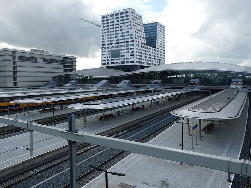 File:Utrecht Centraal station vanaf voetgangersbrug 2017 1.jpg