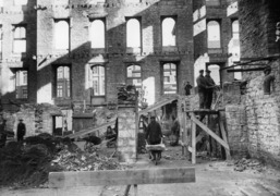 Opérations de nettoyage et de reconstruction de l'hôtel de ville de Montréal après l'incendie de la nuit du 3 au 4 mars 1922.
