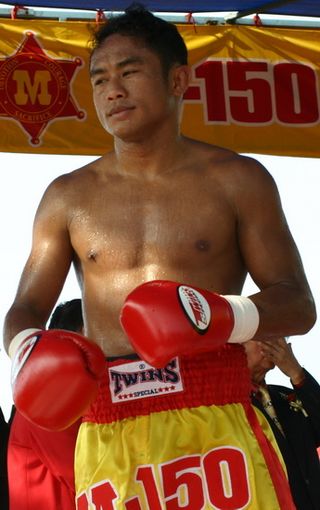 <span class="mw-page-title-main">Veeraphol Sahaprom</span> Thai boxer