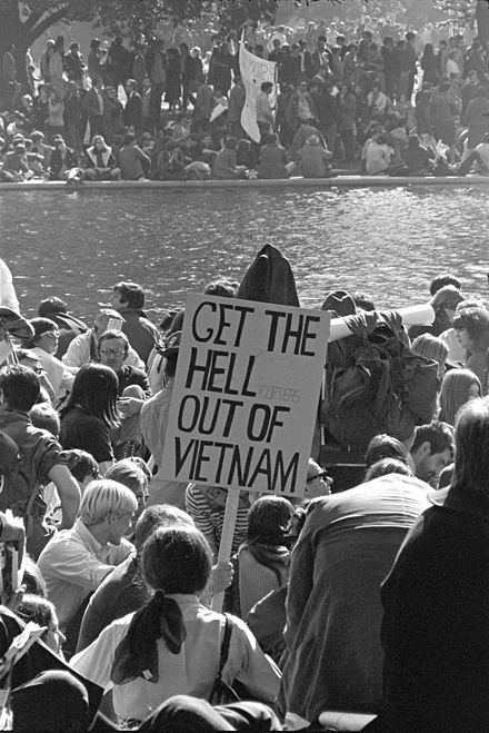 1967年10月21日，五角大楼前的反战示威者高举“Get the hell out of Vietnam(滚出越南) ”标语牌