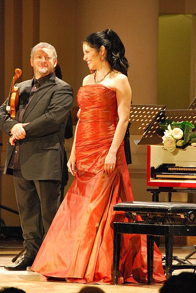 File:Vivica Genaux, Fabio Biondi - Misteria Paschalia 2010.JPG