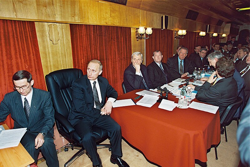 File:Vladimir Putin 16 February 2001-6.jpg