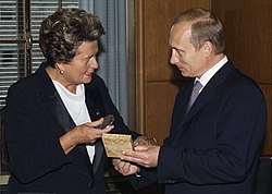 Riitta Uosukainen luovuttaa Vladimir Putinille muistomitalin.  Helsinki.  3. syyskuuta 2001