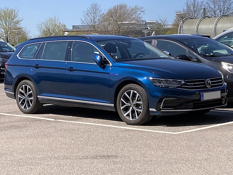 File:Volkswagen Passat GTE Stationcar.jpg