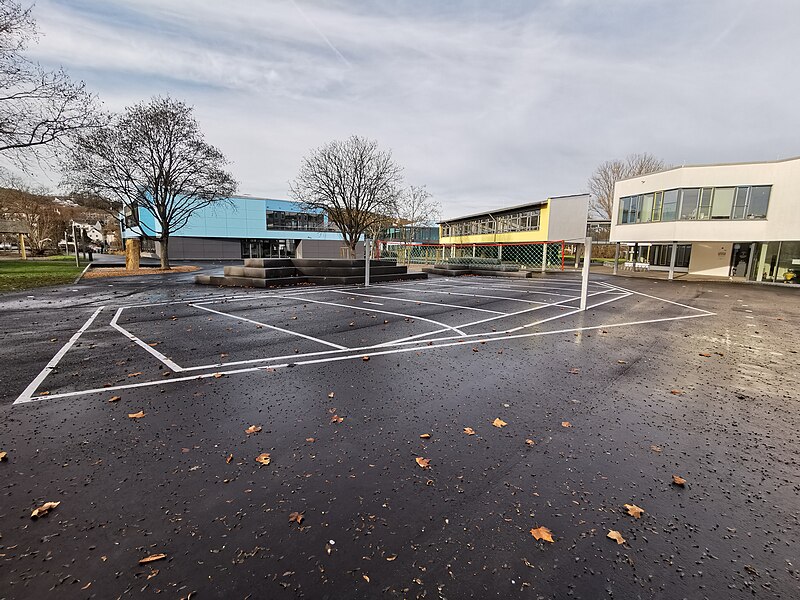 File:Volleyballfeld Neugestaltung Pausenhof Schulzentrum am Wört 2022.jpg