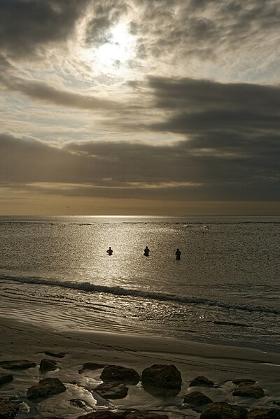 File:Wędkarze na plaży w Kucie, Bali, 20220827 1705 1209.jpg