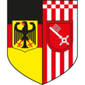 Wappen des Landeskommando Bremen der Bundeswehr. Auf ihr sind das kleine Wappen, die Bremer Flagge und die Bundesdienstflagge vereint.