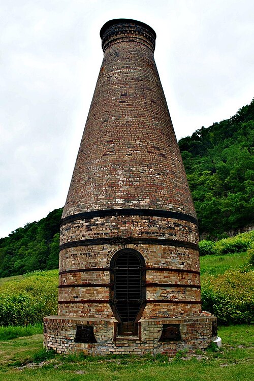 This bottle kiln was once part of the "stilt works" which was purchased in the 1920s by Acme Craft Pottery and moved for the construction of Ohio Stat