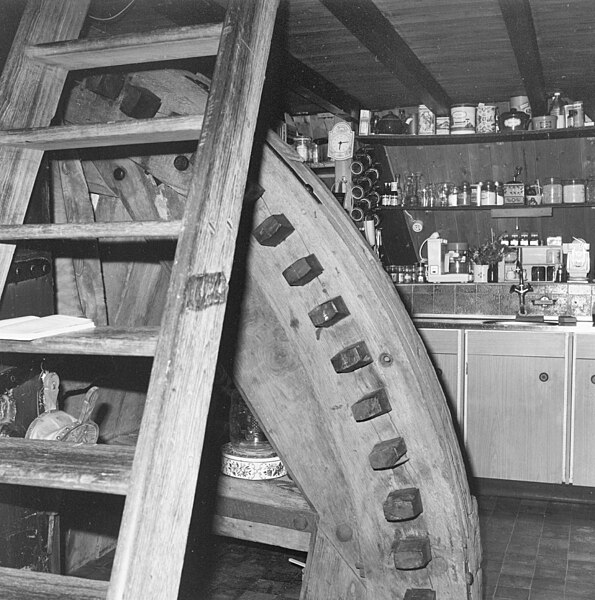 File:Wipwatermolen "De Bachtenaar" interieur onderwiel gemonteerd als meubelin de woonkamer. - Bergambacht - 20031220 - RCE.jpg