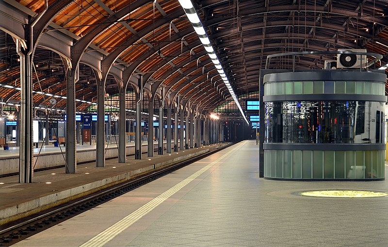 File:Wrocław Główny (Breslau Hauptbahnhof) by night.JPG