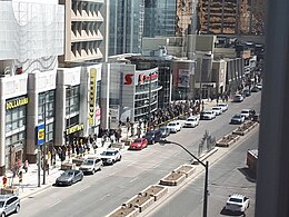 Yonge St ser sørover avsperret (41657939971) .jpg