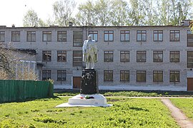 Schule mit Lenin-Denkmal