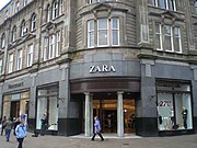 Establecemento de Zara en Dundee (Escocia), no cruzamento das importantes rúas comerciais High Street e Reform Street.