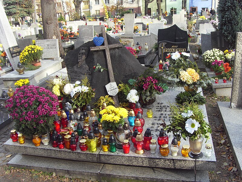 File:Zbigniew Cybulski grave 2010 (2).JPG