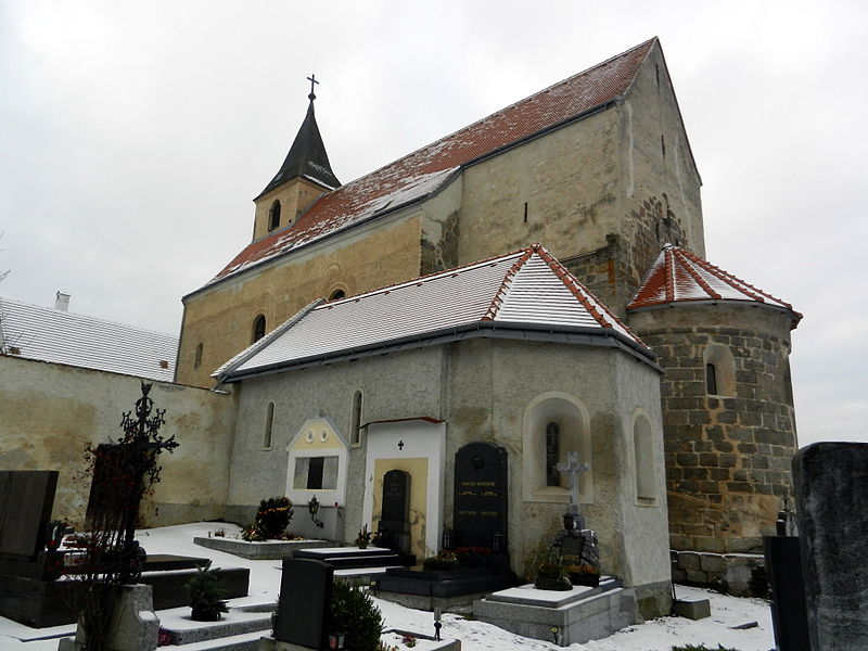 File:Zwettler Propsteikirche mit Michaelskapelle.JPG