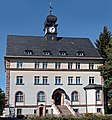 Rathaus und Nebengebäude (Garage)