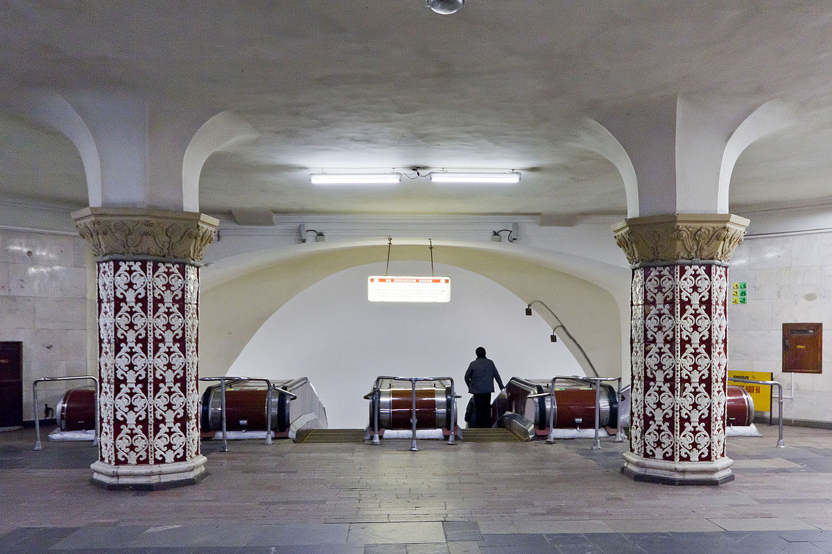 вход в метро комсомольская