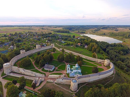 Какая крепость. Ансамбль Изборской крепости. Изборская крепость Великие Луки. Изборская крепость вид сверху. Изборская Слобода.