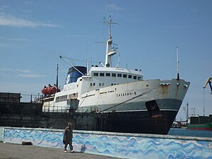 "Sakhalin-8" feribotu limanın rıhtımında duruyor.JPG