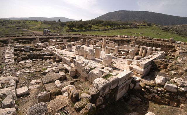 שרידי בית הכנסת העתיק במֵרוֹת.