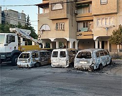 רכבים של יהודים שנשרפו על ידי פורעים ערבים במהלך המהומות