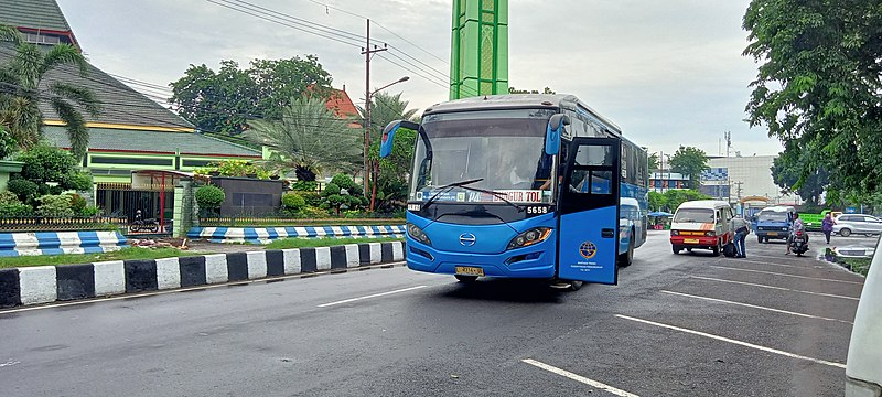 File:04 Moda Transportasi Bus Kota Rute Bungurasih - Perak di Pelabuhan Perak.jpg