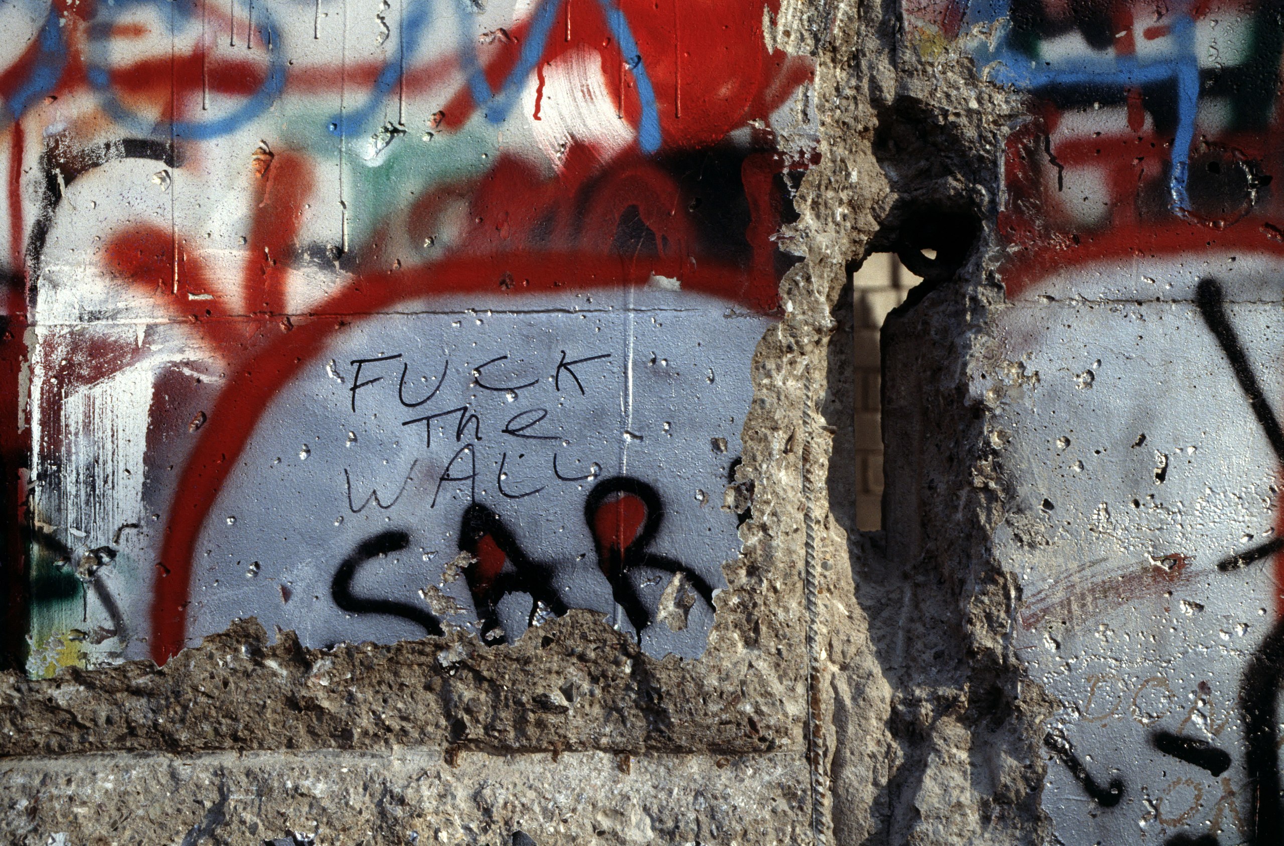 9 Ноября пала Берлинская стена.