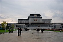 0995 - Nordkorea 2015 - Pjöngjang - Mausoleum (22355259173).jpg