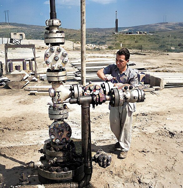 File:102583 the oil field was extracted PikiWiki Israel.jpg