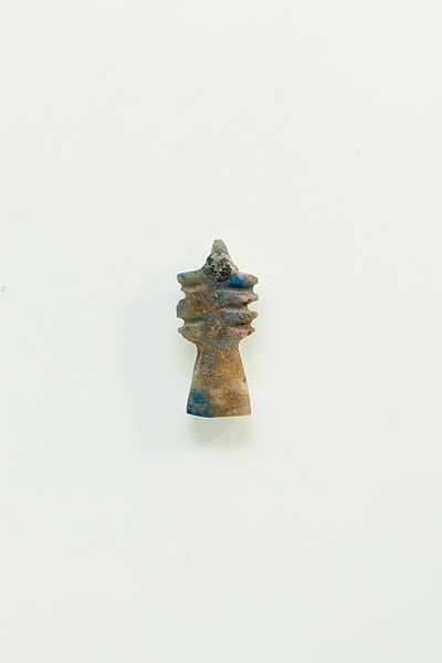 File:10 Amulets of Henettawy (C)- 1 wedjat, 1 scarab, 3 djed pillars, 1 incised plaque, 1 uraeus, 2 wadj signs, and 1 cylindrical bead MET 25.3.171c EGDP017209.jpg