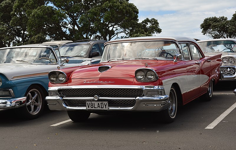 File:1958 Ford Fairlane at Orewa,Auckland New Zealand (12711974325).jpg