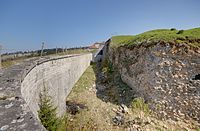 Vue du fossé nord de la 5e enceinte.