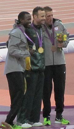 Cérémonie des vainqueurs des Jeux paralympiques de 2012 au 400 m T44 hommes.jpg