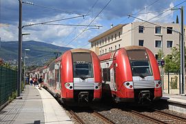 Croisement de deux TER en gare.