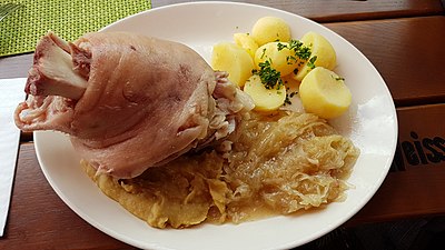 Eisbein mit Erbspüree und Sauerkraut