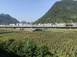 Banqiao shahridagi Chongqing-Guiyang temir yo'lida 201908 CRH380D, Zunyi.jpg