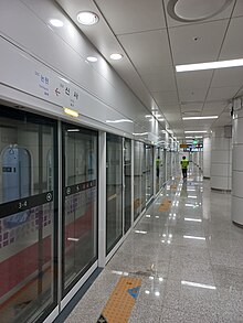 Tập_tin:20220606_신분당선_신사역_승강장.jpg