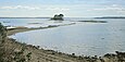 Le tombolo reliant l'îlot situé à l'extrémité de la pointe du Château à celle-ci en train d'être submergé à marée montante.