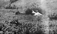 Um A-4E Skyhawk americano bombardeando os vietnamitas entrincheirados ao redor da base.