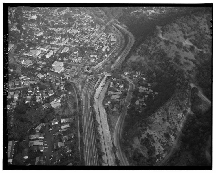 File:AERIAL VIEW OF ARROYO SECO PARKWAY AT AVENUE 52 BRIDGE. LOOKING NE. - Arroyo Seco Parkway, Los Angeles to Pasadena, Los Angeles, Los Angeles County, CA HAER CAL,19-LOSAN,83-29.tif