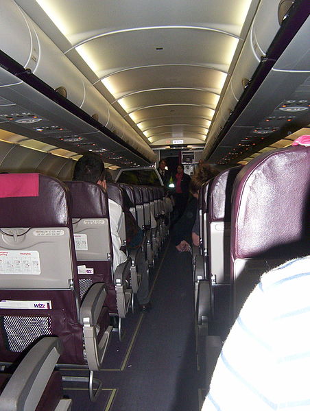 File:A Wizz Air Airbus A320 típusú repülőgépének fedélzete.JPG