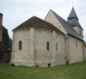 Abside de l'église. On peut observer la forme biseautée des pierres de corniche entre deux modillons.