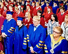 Akadeemia Nord 2009. aasta lõpuaktus. Esireas paremalt: rektor Ene Grauberg, prof. Anti Kidron, dots. Maria Teiverlaur, prof. Voldemar Kolga ning õigusteaduse ja psühholoogia eriala lõpetajad.