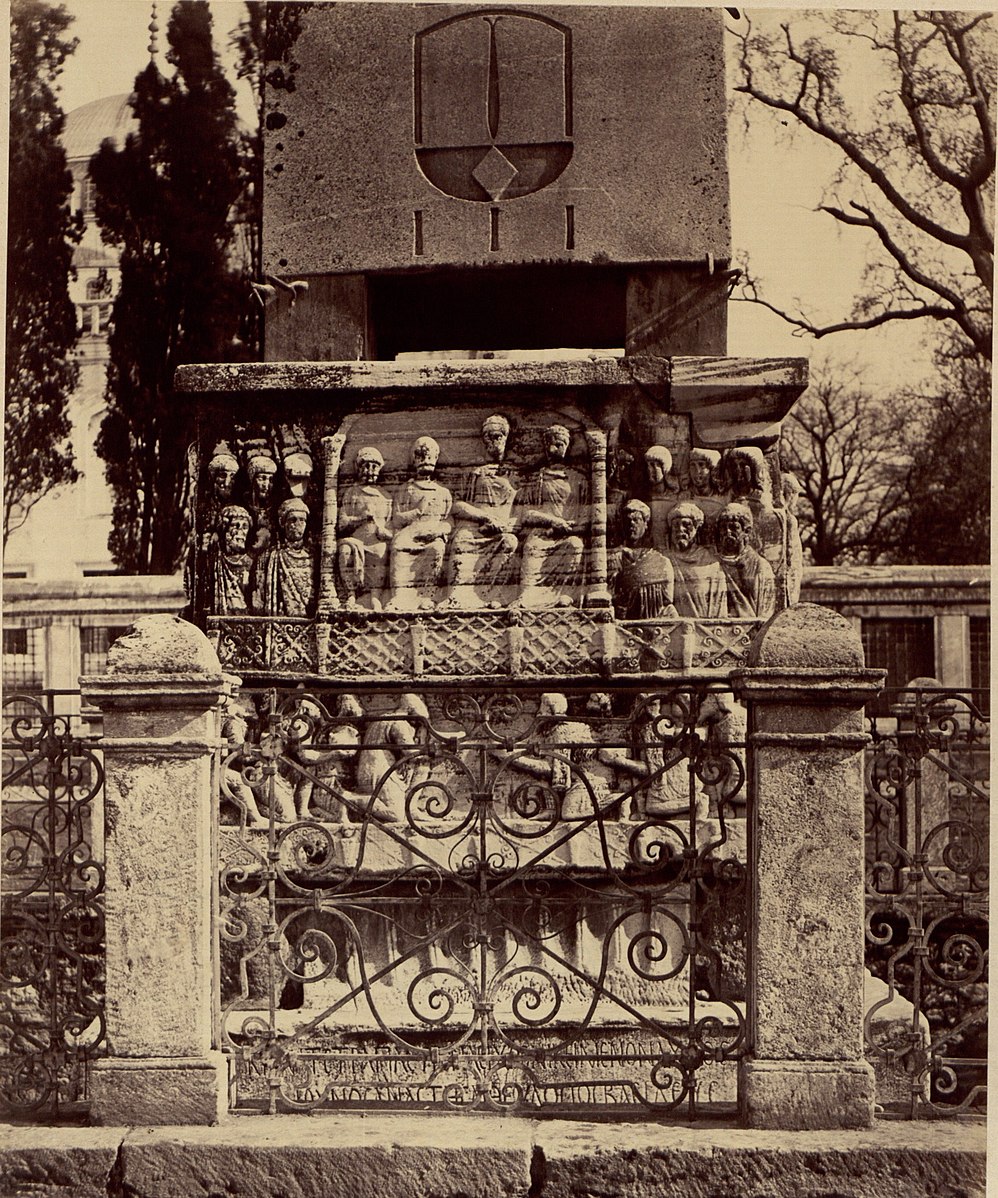 Обелиск феодосия константинополь. Обелиски с крестом Константинополь. Column of Theodosius повозка.